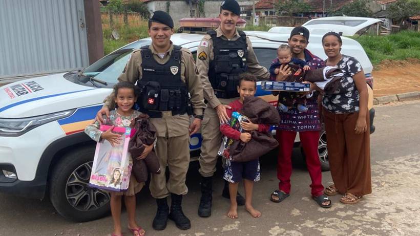 Policiais Militares realizam ação social e doam cobertores para famílias em Turvolândia