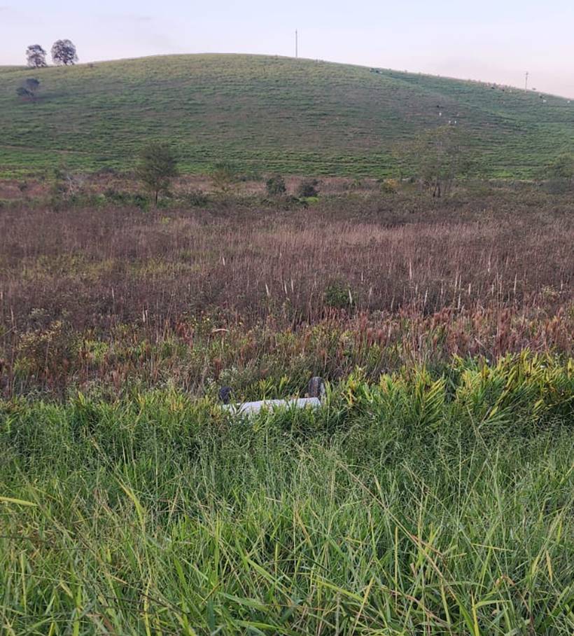 Carro capota na BR-459, em Piranguinho, após pneu estourar