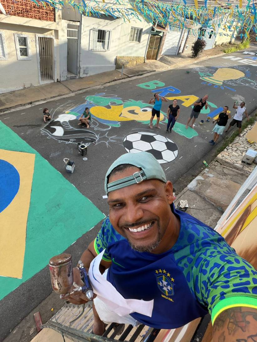 Em clima de copa, artes de Diego Miranda alegram rua em Pouso Alegre