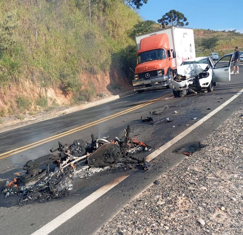 Mãe e filho morrem após colisão frontal entre moto e carro na MGC-146, em Jacutinga