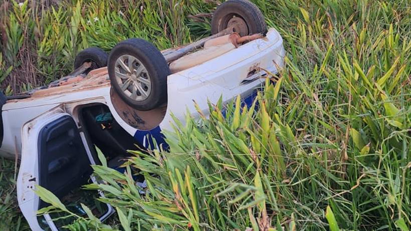 Carro capota na BR-459, em Piranguinho, após pneu estourar