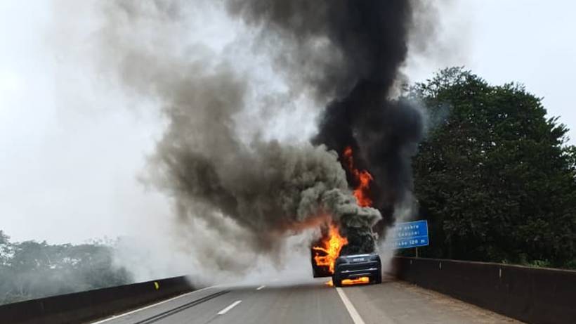 Carro é destruído por incêndio na Rodovia Fernão Dias