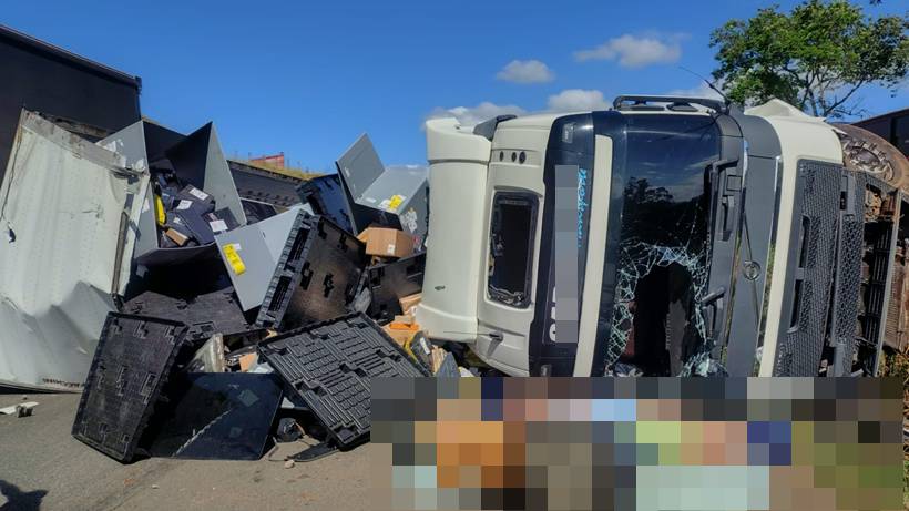VÍDEO: Pessoas saqueiam carga de caminhão que tombou na Fernão Dias