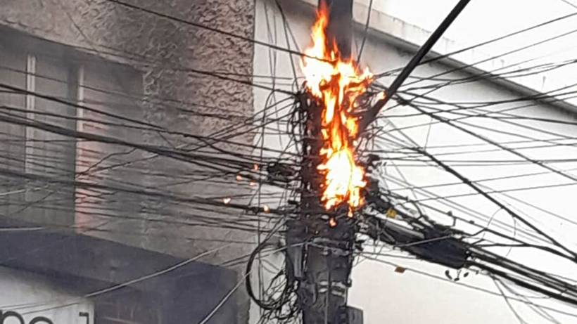 Incêndio em transformador de energia em poste assusta moradores no centro de Itajubá