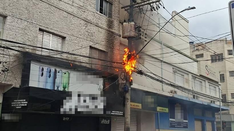 Incêndio em transformador de energia em poste assusta moradores no centro de Itajubá