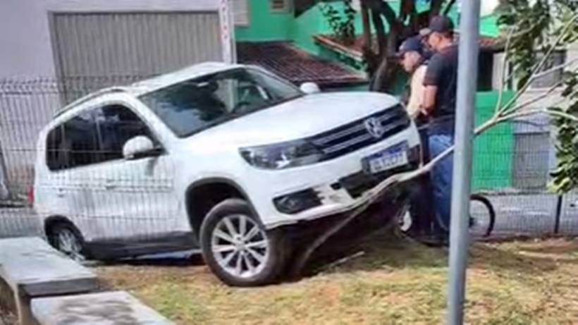 Motorista perde controle e carro invade posto de saúde no Esplanada, em Pouso Alegre