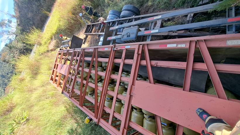 Motorista e ajudante ficam feridos após caminhão com 400 botijões de gás tombar