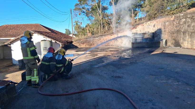 Incêndio atinge tanques de óleo diesel em empresa de mineração em Piranguinho