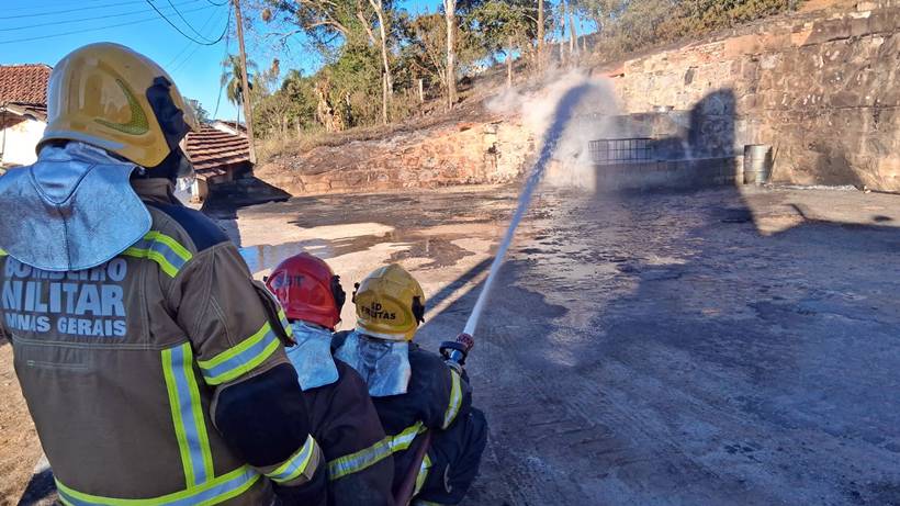 Incêndio atinge tanques de óleo diesel em empresa de mineração em Piranguinho