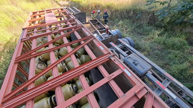 Motorista e ajudante ficam feridos após caminhão com 400 botijões de gás tombar