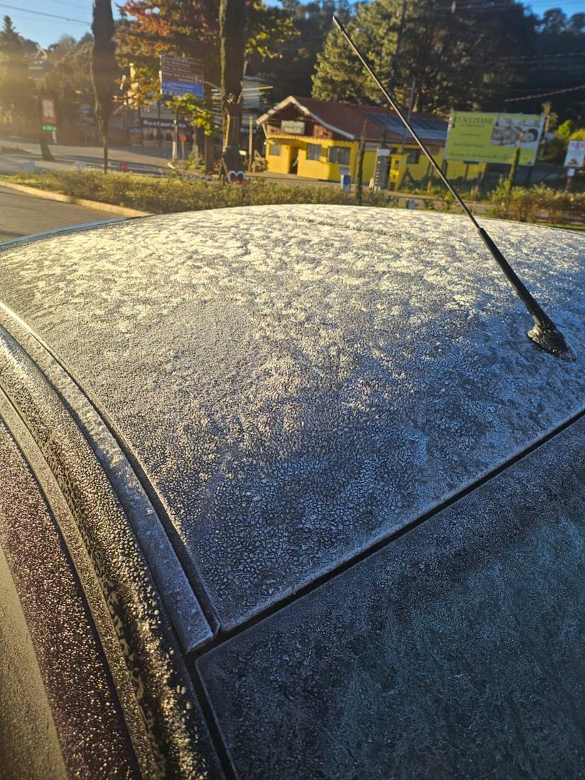 Geada cobre Monte Verde após temperatura chegar a 0,4°C