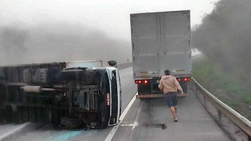 Carreta tomba e interdita totalmente a Rodovia Fernão Dias, em Careaçu