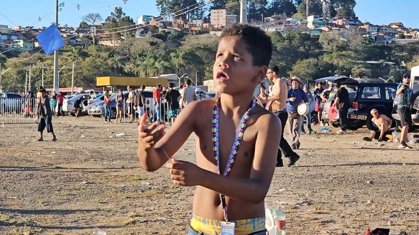 Crianças, adolescentes e adultos colorem o céu durante Festival de Pipas em Pouso Alegre