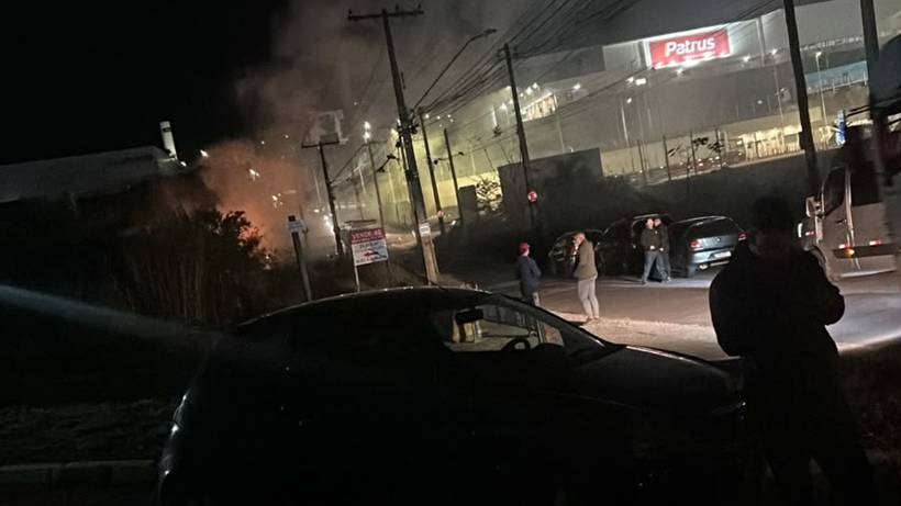 Bombeiros combatem incêndio no Distrito Industrial de Pouso Alegre
