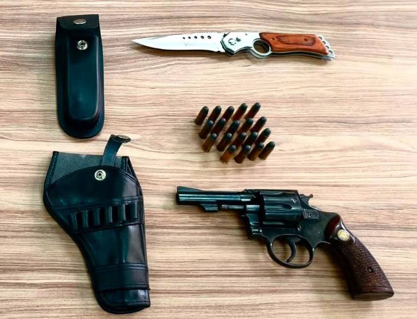 Homem procurado por dívida de pensão é preso, com arma e munições, durante serviço