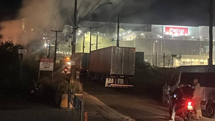 Bombeiros combatem incêndio no Distrito Industrial de Pouso Alegre