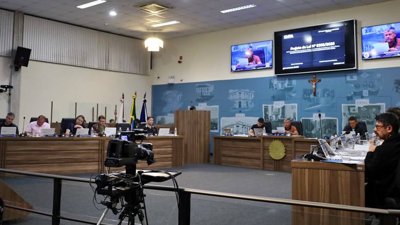 Câmara aprova liberação de R$ 1,36 milhão para compra de vans e ônibus escolares
