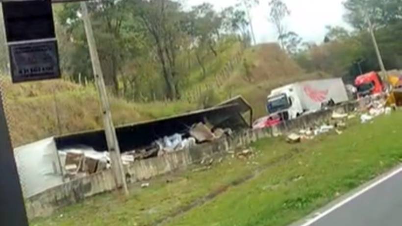 Carreta tomba na Fernão Dias, interdita faixa sentido BH e gera congestionamento