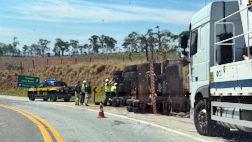 Motorista morre após caminhão tombar na BR-459, na serra de Ipuiúna