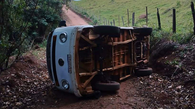 Kombi que transportava crianças para escola tomba em estrada rural em Poço Fundo