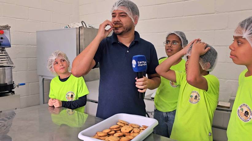 Crianças trocam telas por panelas e descobrem novos sabores e habilidades em projeto social criancas cozinha santa rita do sapucaí