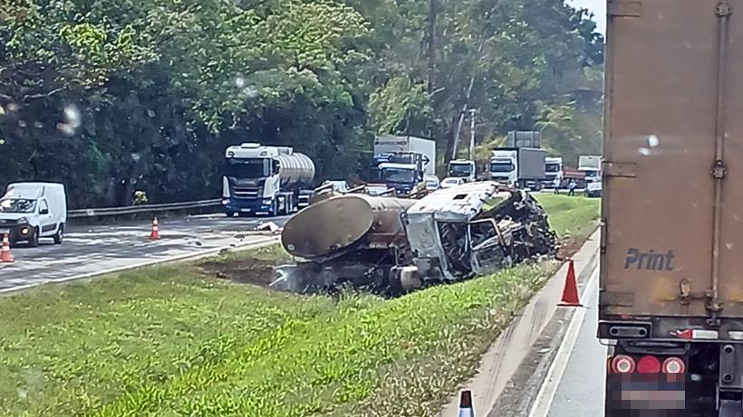 Cegonheira tomba após colidir com ônibus na Fernão Dias, em São Sebastião da Bela Vista