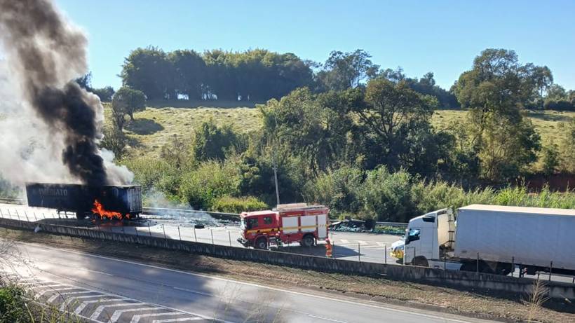 Carreta é destruída por incêndio na Fernão Dias; motorista sai ileso