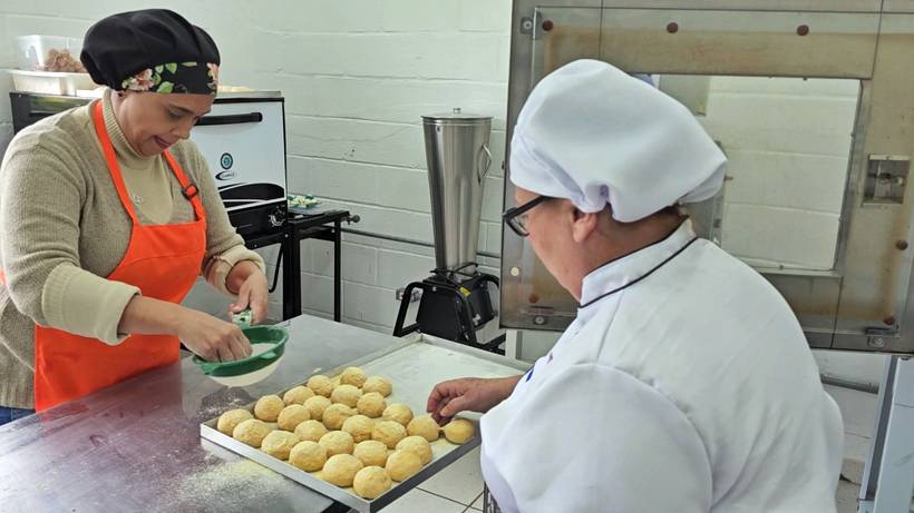 Crianças trocam telas por panelas e descobrem novos sabores e habilidades em projeto social criancas cozinha santa rita do sapucaí