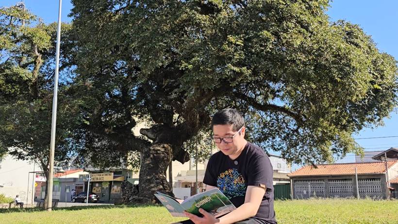 Copaíba de 200 anos, patrimônio histórico e símbolo do bairro Árvore Grande, inspira livro infantil