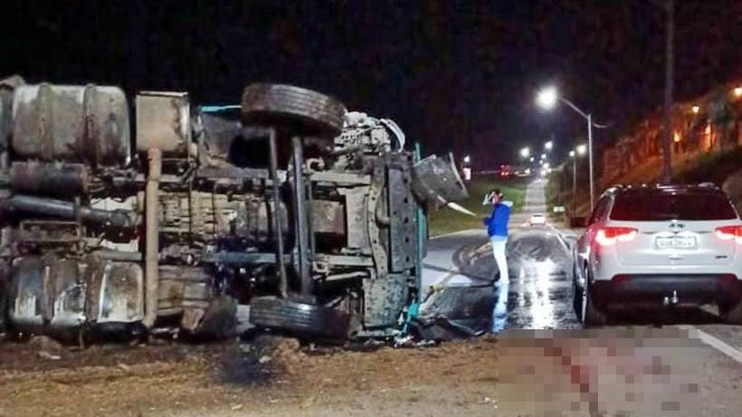 Carreta tomba e atinge carro estacionado na Fernão Dias, em Extrema