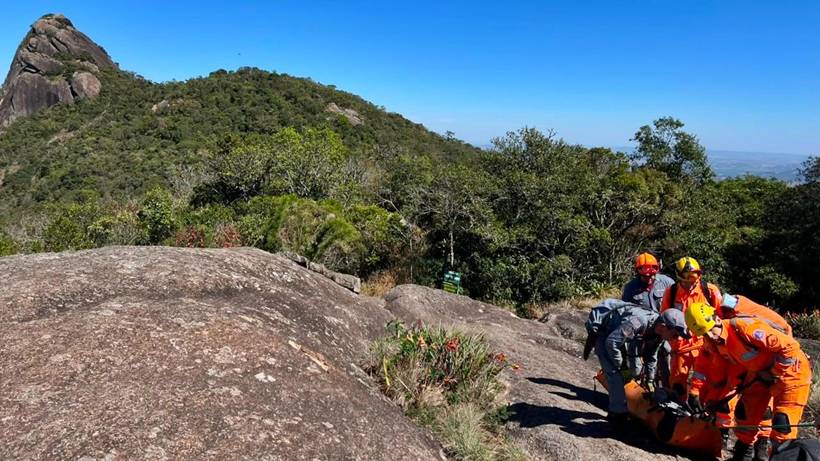 Homem sofre torção no tornozelo e precisa ser resgatado em trilha na Pedra das Flores