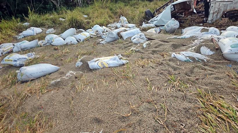 PM recupera caminhão roubado e carga de café furtada após acidente na MGC-383