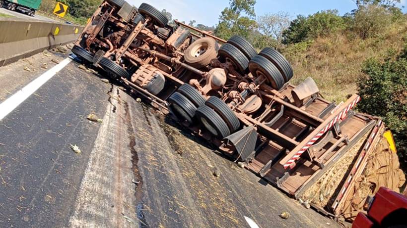 Carreta com abacaxis tomba em Itapeva e interdita Fernão Dias no sentido BH