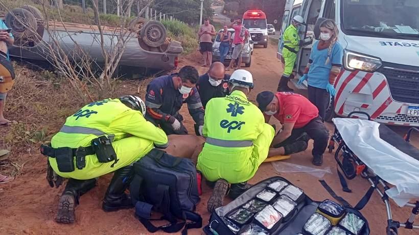 Motorista fica em estado grave após perder controle do carro e capotar na MG-173
