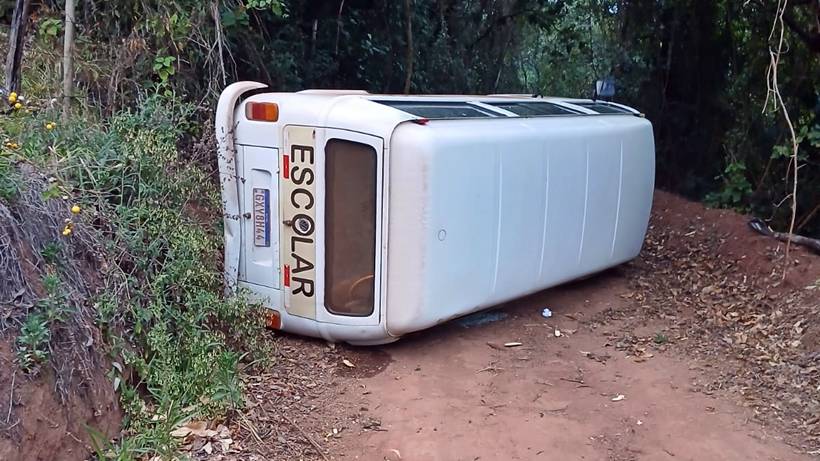 Kombi que transportava crianças para escola tomba em estrada rural em Poço Fundo