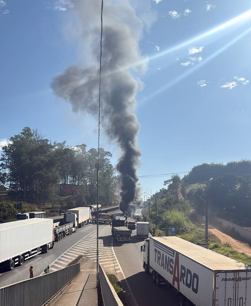 Carreta é destruída por incêndio na Fernão Dias; motorista sai ileso