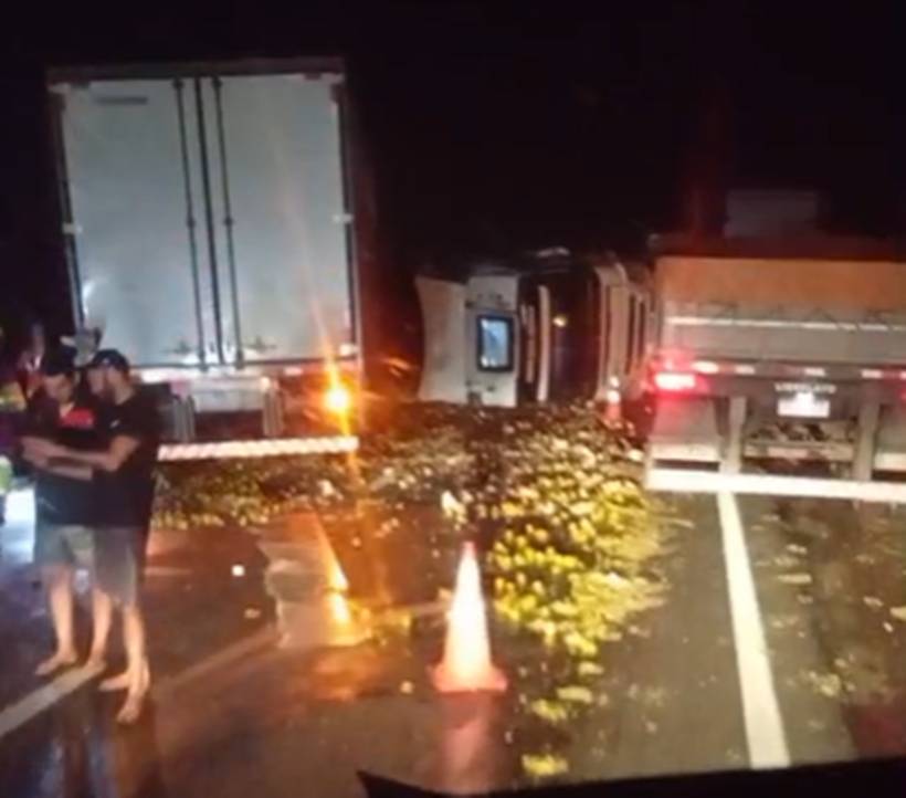 Carreta com abacaxis tomba em Itapeva e interdita Fernão Dias no sentido BH