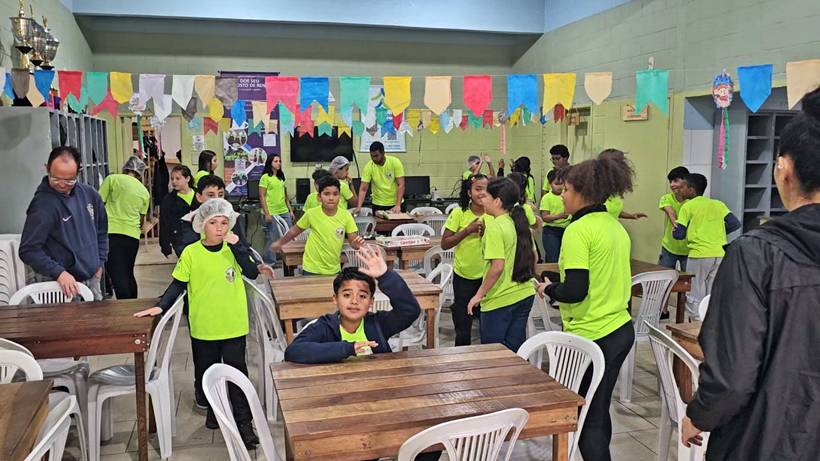 Crianças trocam telas por panelas e descobrem novos sabores e habilidades em projeto social criancas cozinha santa rita do sapucaí
