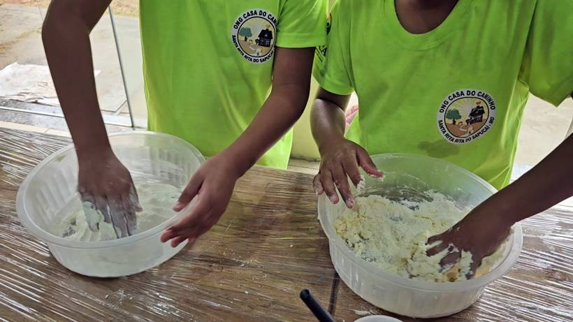 Crianças trocam telas por panelas e descobrem novos sabores e habilidades em projeto social criancas cozinha santa rita do sapucaí