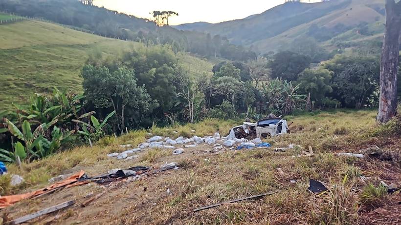 PM recupera caminhão roubado e carga de café furtada após acidente na MGC-383