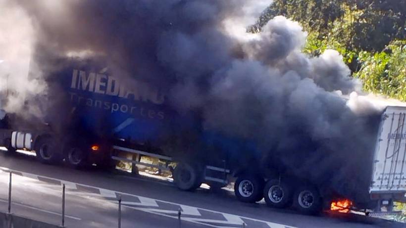 Carreta é destruída por incêndio na Fernão Dias; motorista sai ileso
