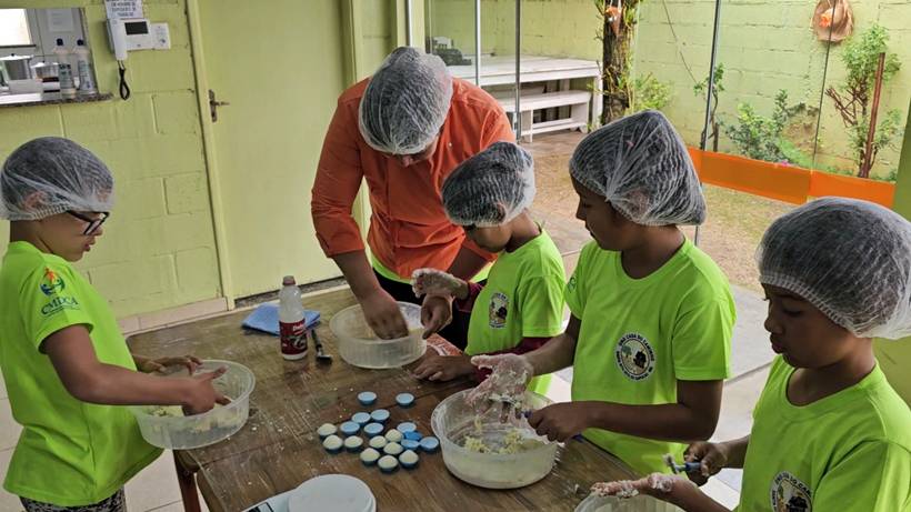 Crianças trocam telas por panelas e descobrem novos sabores e habilidades em projeto social criancas cozinha santa rita do sapucaí