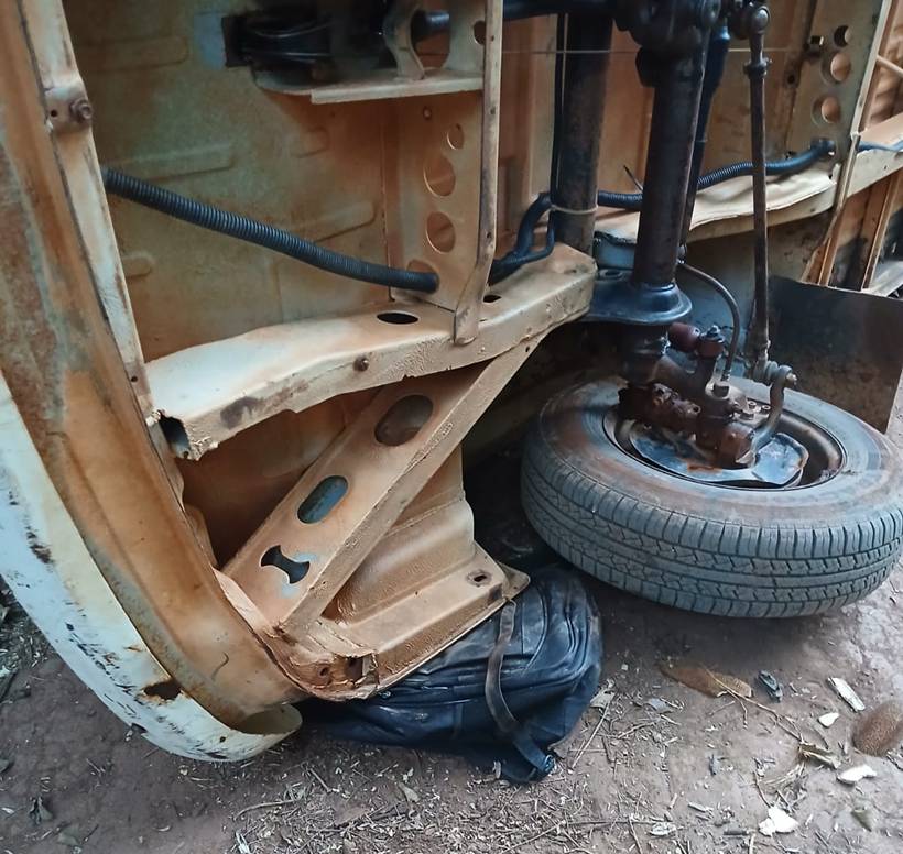 Kombi que transportava crianças para escola tomba em estrada rural em Poço Fundo