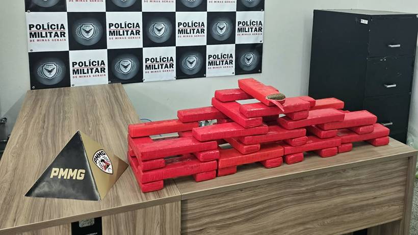 Jovem é presa com 36,7 kg de maconha em malas durante viagem compartilhada em Extrema