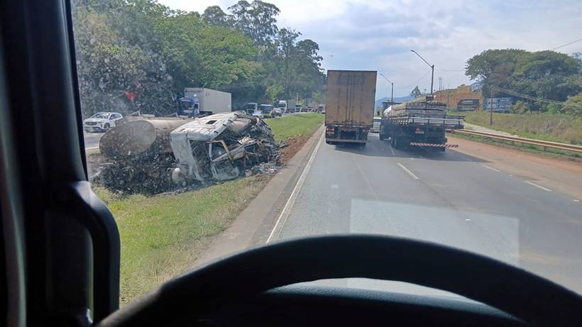 Cegonheira tomba após colidir com ônibus na Fernão Dias, em São Sebastião da Bela Vista