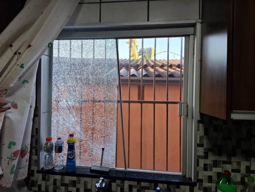 Homem é preso após ameaçar mulher e danificar seis veículos com facão