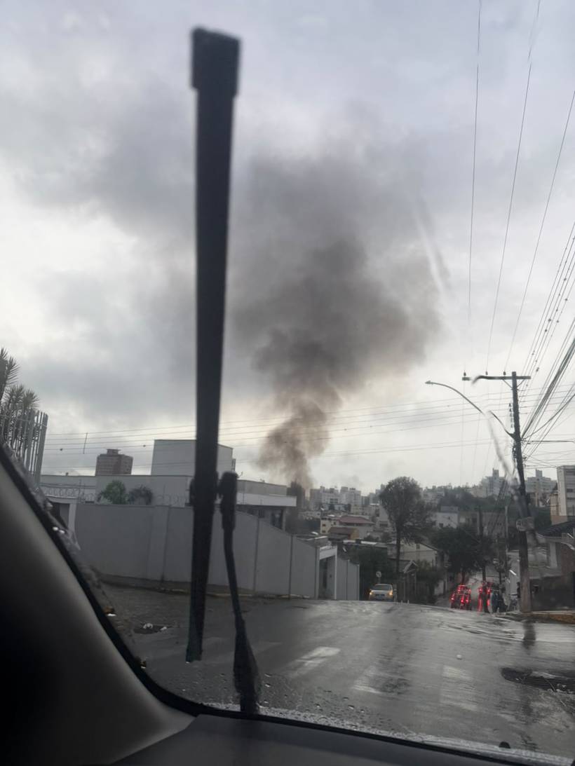 Flagrante: Incêndio destrói veículo no bairro Varginha, em Itajubá
