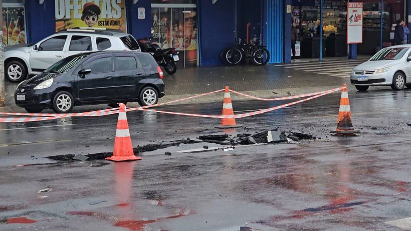 Temporal: Vazamento de esgoto no centro e buraco no asfalto no Jardim Aureliano