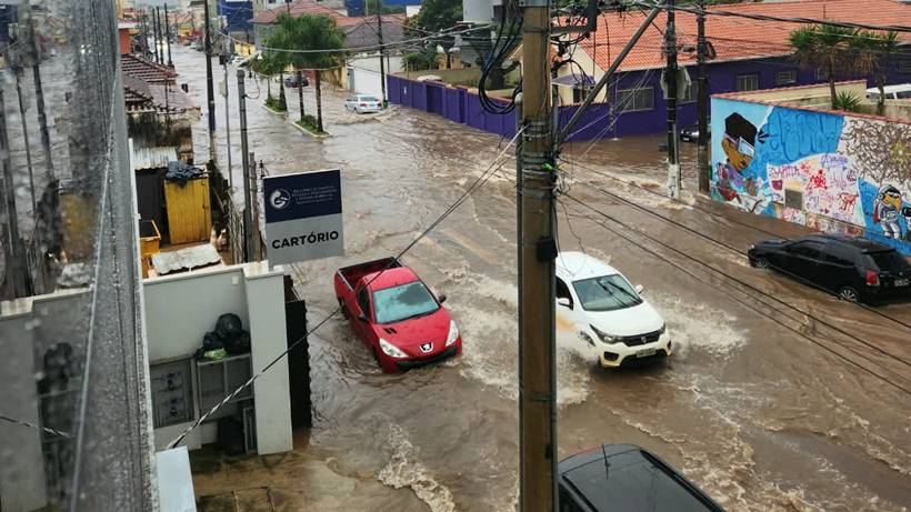 Temporal com granizo atinge Santa Rita do Sapucaí e ruas ficam alagadas