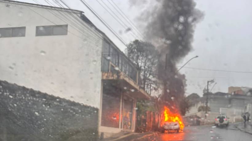 Flagrante: Incêndio destrói veículo no bairro Varginha, em Itajubá
